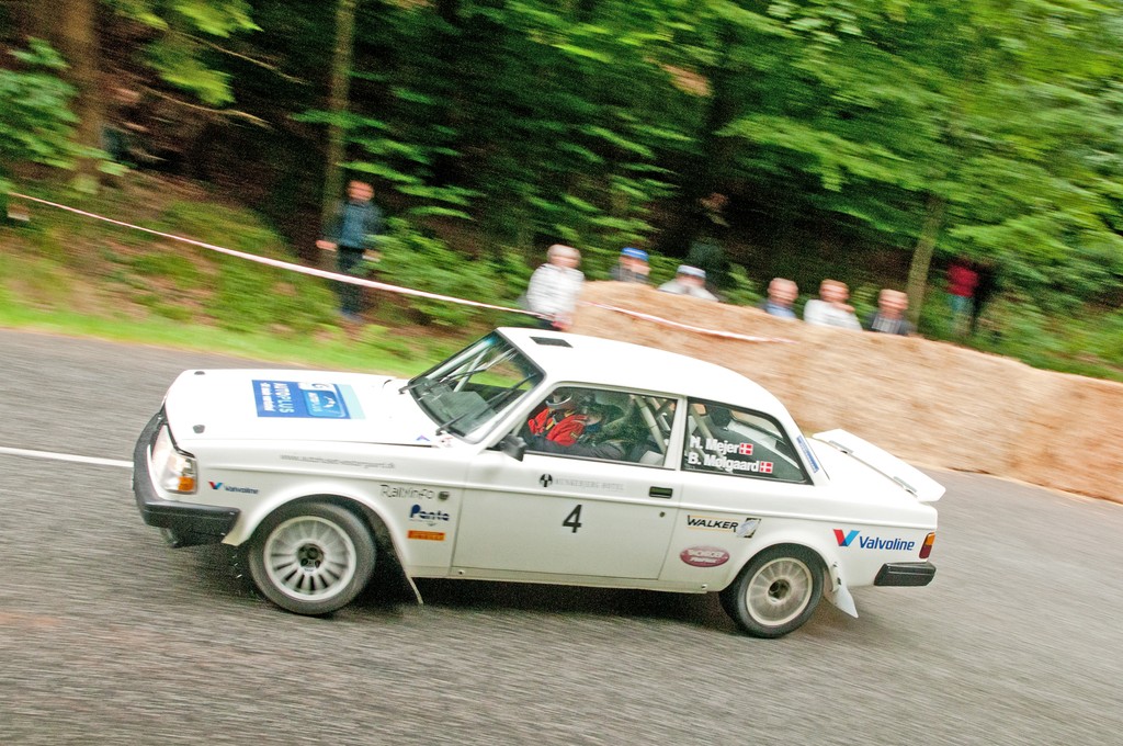 Heino Mejer kører bredt gennem hårnålesvinget på Munkebjergbakken
(Foto: rallypics.dk)